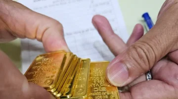 تدافع المواطنون في طوابير ضخمة عقب انخفاض أسعار خواتم الذهب بشكل ملحوظ